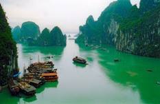Travelers with Vietnam classic tour